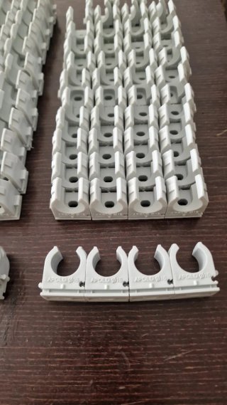 Grapas para tubo PVC 16, 18, 20 mm