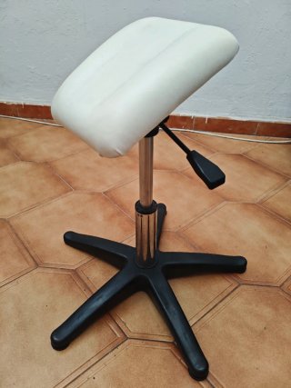 Taburete giratorio regulable en altura