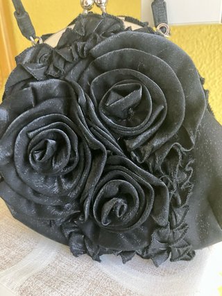 Bolso de fiesta negro con flores