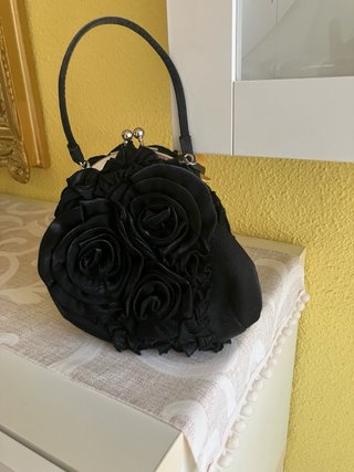 Bolso de fiesta negro con flores