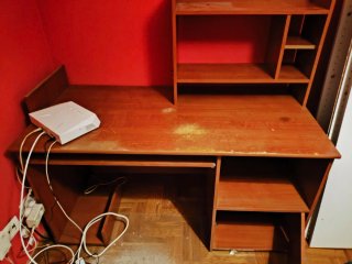 Escritorio madera con estantería