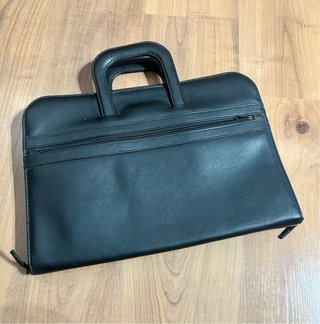 Maletín de piel negro para documentos y portatil