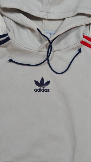 Sudadera Adidas con capucha y bolsillos