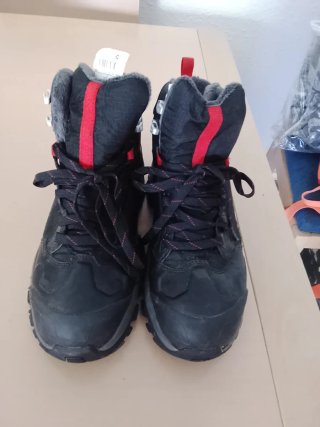 Botas de invierno negras y rojas para la nieve