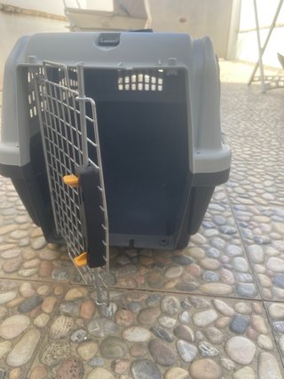 Transportín para perro gris y negro