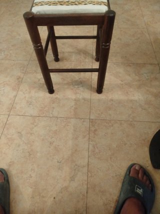 Taburete de madera con asiento tapizado