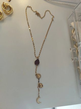 Colgante color oro con piedra morada y lunas