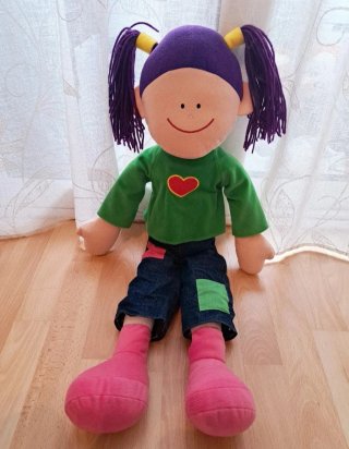 Muñeca de peluche con pelo morado