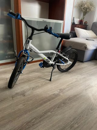 Bicicleta BTWIN blanca y azul