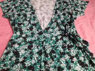 Vestido floral verde con volantes
