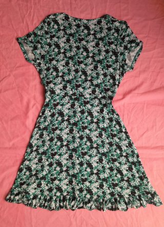 Vestido floral verde con volantes