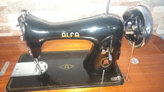 Máquina de coser Alfa antigua