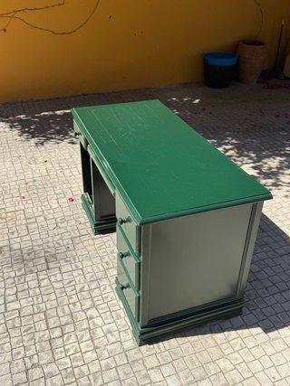 Escritorio de madera verde
