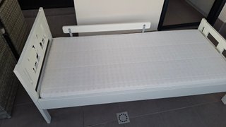 Cama infantil IKEA con colchón viscoelástico