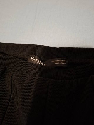 Pantalones acampanados Bershka negro