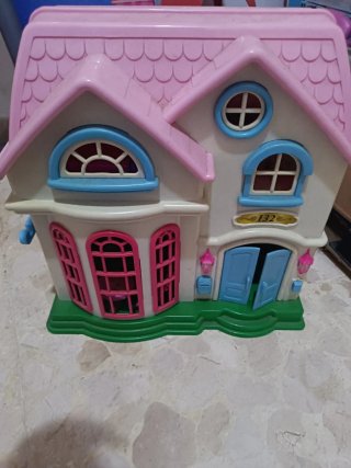 Casita de juguete rosa y blanca