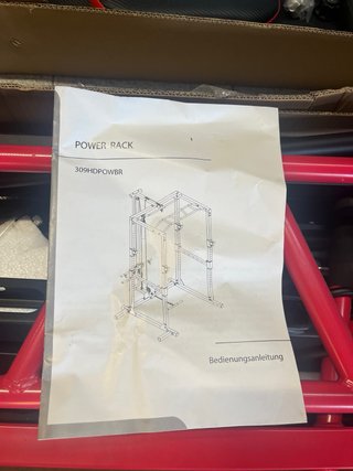 Gimnasio. Rack de potencia, pesas y banco
