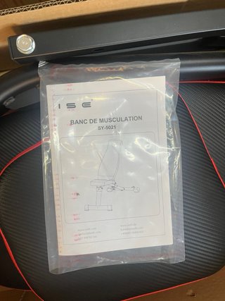 Gimnasio. Rack de potencia, pesas y banco