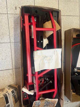Gimnasio. Rack de potencia, pesas y banco