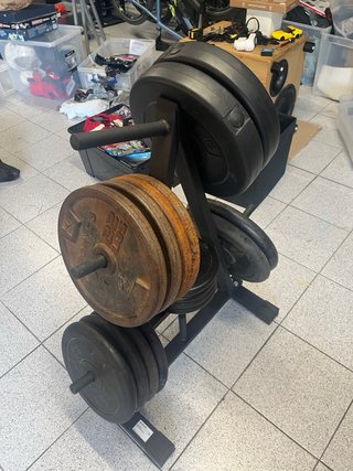 Gimnasio. Rack de potencia, pesas y banco