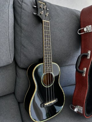 Mitchell MU75BK Ukelele + Hardcase Negro