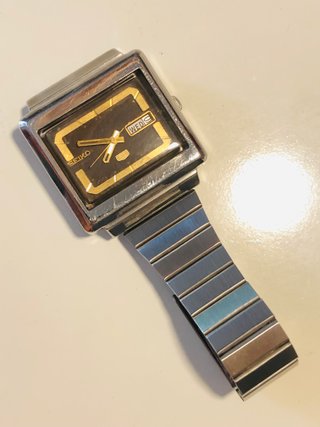 Reloj Seiko 5 Cuadrado Negro y Oro