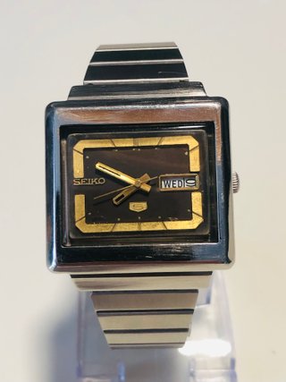 Reloj Seiko 5 Cuadrado Negro y Oro