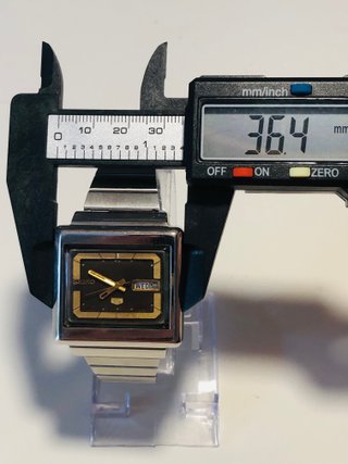 Reloj Seiko 5 Cuadrado Negro y Oro
