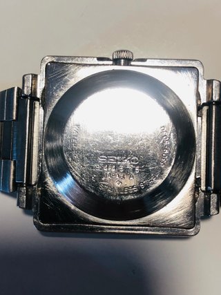 Reloj Seiko 5 Cuadrado Negro y Oro