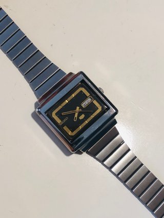 Reloj Seiko 5 Cuadrado Negro y Oro