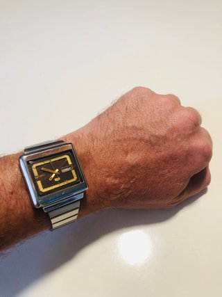 Reloj Seiko 5 Cuadrado Negro y Oro