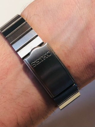 Reloj Seiko 5 Cuadrado Negro y Oro