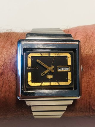 Reloj Seiko 5 Cuadrado Negro y Oro