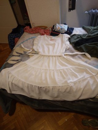 Vestido blanco con volantes y cinturón