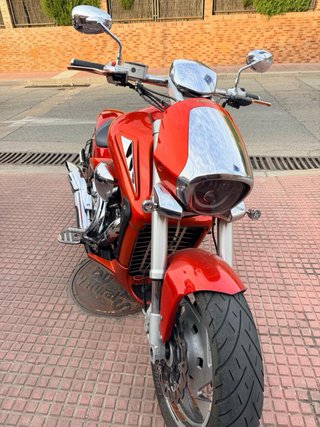 Suzuki Intruder M1800R Naranja y Plateada