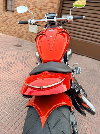 Suzuki Intruder M1800R Naranja y Plateada