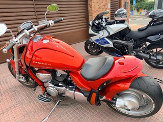 Suzuki Intruder M1800R Naranja y Plateada