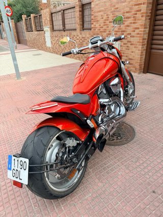 Suzuki Intruder M1800R Naranja y Plateada