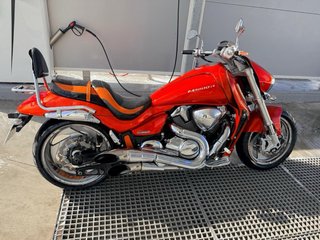 Suzuki Intruder M1800R Naranja y Plateada