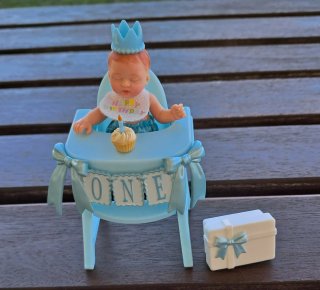 Trona bebé reborn con corona y regalo