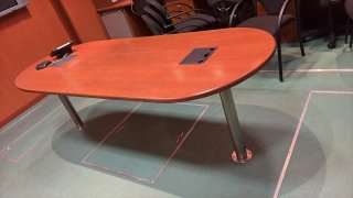 Mesa de oficina grande de madera y metal
