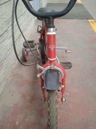Bicicleta infantil roja