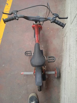 Bicicleta infantil roja