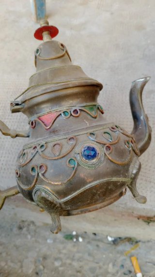 Tetera antigua decorada con gemas