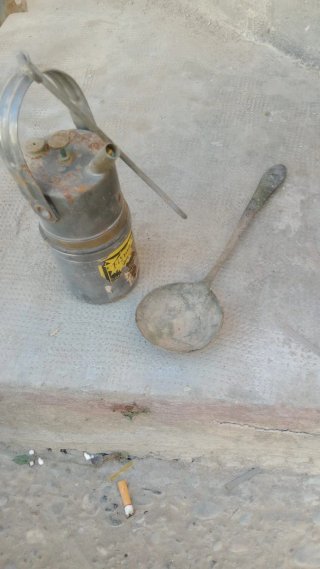 Tetera antigua decorada con gemas