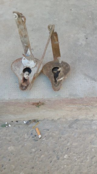 Tetera antigua decorada con gemas