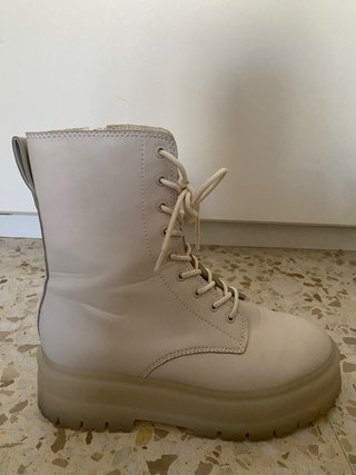 Botas Stradivarius crema