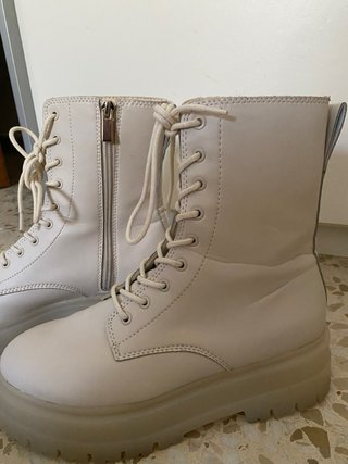 Botas Stradivarius crema