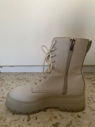 Botas Stradivarius crema