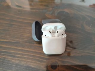Cargador AirPods Blanco y Funda Gris